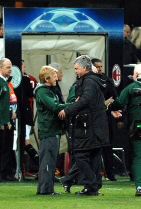 Trainer Carlo Ancelotti (AC Mailand, re.) begrüßt seinen Trainerkollegen Gordon Strachan (Celtic Glasgow) - Fußball EC 1 Herren Champions League 2007 2008, AC Mailand - Celtic Glasgow 1:0, Milan Gruppe Mailand Harmonie, Freude Fußball EC 1 Herren Champions League 2007 2008, AC Mailand - Celtic Glasgow 1:0, Milan Gruppe Mailand Harmonie, Freude