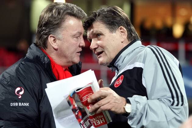 Trainer Hans Meyer (Nürnberg, re.) im Gespräch mit seinem Kollegen Louis van Gaal (Alkmaar) Fußball EC 3 Herren UEFA Cup 2007 2008, Pokal, Europapokal, 1. FC Nürnberg - AZ Alkmaar Gruppe Nürnberg Nachdenklichkeit, Fußball EC 3 Herren UEFA Cup 2007 2008, Pokal, Europapokal, 1. FC Nürnberg - AZ Alkmaar Gruppe Nürnberg Nachdenklichkeit,