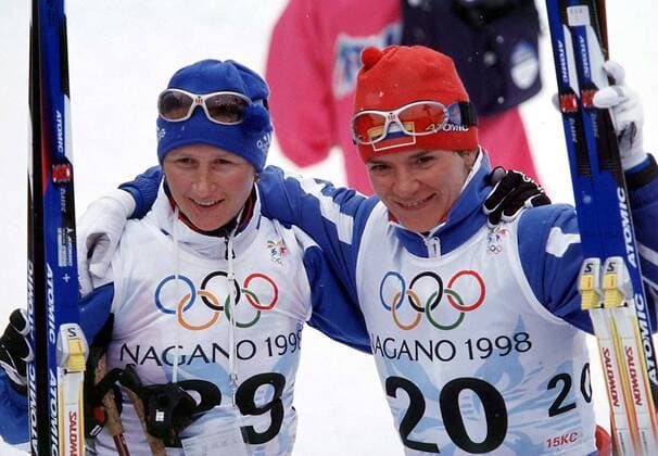 OLYMPIC LEGENDS: Larissa Lasutina Olympiasiegerin Olga Danilova (li.) und Larissa Lazutina (beide Russland) -  (OLY98020810) Nordischer Skilauf OS Winter Damen Olympische Spiele Nagano 1998, Winterspiele, Ski Nordisch, Skisport, Skilanglauf, Langlauf Gruppe Nagano Nordischer Skilauf OS Winter Damen Olympische Spiele Nagano 1998, Winterspiele, Ski Nordisch, Skisport, Skilanglauf, Langlauf Gruppe Nagano