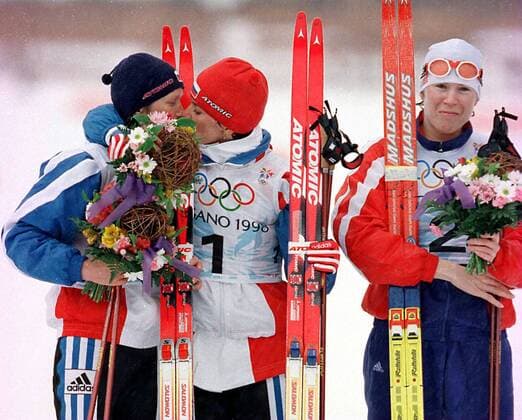 OLYMPIC LEGENDS: Larissa Lasutina Siegerehrung 10km Verfolgung Langlauf bei der Winterolympiade 1998 in Nagano, v.li.: Olga Danilova, Olympiasiegerin Larissa Lazutina (beide Russland) und Katerina Neumannova (Tschechien) -  (OLY98021207) Nordischer Skilauf OS Winter Damen Olympische Spiele Nagano 1998, Winterspiele, Ski Nordisch, Skisport, Skilanglauf, Langlauf Gruppe Nagano Freude, Nordischer Skilauf OS Winter Damen Olympische Spiele Nagano 1998, Winterspiele, Ski Nordisch, Skisport, Skilanglauf, Langlauf Gruppe Nagano Freude,