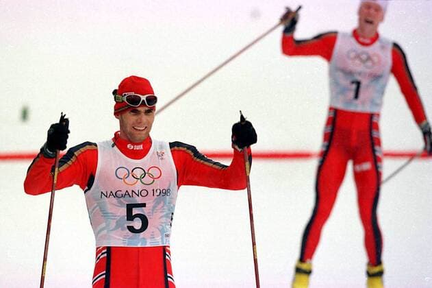 OLYMPIC LEGENDS: Thomas Alsgaard Thomas Alsgaard (Norwegen, li.) zufrieden im Ziel -  (OLY98021411) Nordischer Skilauf OS Winter Herren Olympische Spiele Nagano 1998, Winterspiele, Ski Nordisch, Skisport, Skilanglauf, Langlauf Gruppe Nagano Freude, Nordischer Skilauf OS Winter Herren Olympische Spiele Nagano 1998, Winterspiele, Ski Nordisch, Skisport, Skilanglauf, Langlauf Gruppe Nagano Freude,