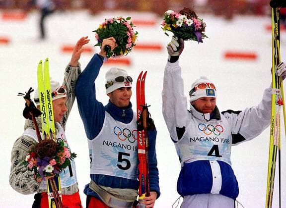 OLYMPIC LEGENDS: Thomas Alsgaard Siegerehrung 15km Verfolgung Langlauf bei der Winterolympiade 1998 in Nagano, v.li.: Björn Dählie, Olympiasieger Thomas Alsgaard (beide Norwegen) und Vladimir Smirnov (Kasachstan) -  (OLY98021412) Nordischer Skilauf OS Winter Herren Olympische Spiele Nagano 1998, Winterspiele, Ski Nordisch, Skisport, Skilanglauf, Langlauf Gruppe Nagano Freude, Nordischer Skilauf OS Winter Herren Olympische Spiele Nagano 1998, Winterspiele, Ski Nordisch, Skisport, Skilanglauf, Langlauf Gruppe Nagano Freude,