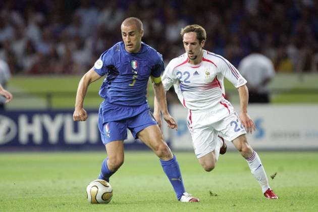 Fabio Cannavaro (Italien, li.) gegen Franck Ribery (Frankreich) -  Fußball WM Herren WM 2006, Länderspiel, Nationalteam, Nationaltrikot, Finale, Endspiel, Italien - Frankreich 6:4 n.E. Gruppe Berlin Dynamik, Fußball WM Herren WM 2006, Länderspiel, Nationalteam, Nationaltrikot, Finale, Endspiel, Italien - Frankreich 6:4 n.E. Gruppe Berlin Dynamik,