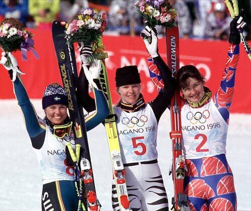 Siegerehrung Ski Alpin Abfahrt in Nagano 1998, v.li.: Pernilla Wiberg (Schweden), Olympiasiegerin Katja Seizinger (Deutschland) und Florence Masnada (Frankreich) -  (OLY98021604) Alpiner Skilauf OS Winter Damen Olympische Spiele Nagano 1998, Winterspiele, Skisport, Abfahrt Gruppe Happo One Nagano Freude, Alpiner Skilauf OS Winter Damen Olympische Spiele Nagano 1998, Winterspiele, Skisport, Abfahrt Gruppe Happo One Nagano Freude,