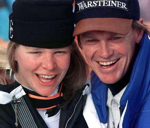 Katja Seizinger (li.) und Markus Wasmeier (beide Deutschland) Seizinger gewann von 1992 bis 1998 bei Olympischen Spielen 3 Goldmedaillen und 2 Bronzemedaillen. Wasmeier gelang es am Ende seiner Karriere, 1994 in Lillehammer, unverhofft noch gleich 2 mal Gold in Riesenslalom und Super G zu holen -  (OLY98021605) Alpiner Skilauf OS Winter Damen Olympische Spiele Nagano 1998, Winterspiele, Skisport, Abfahrt Gruppe Happo One Nagano Alpiner Skilauf OS Winter Damen Olympische Spiele Nagano 1998, Winterspiele, Skisport, Abfahrt Gruppe Happo One Nagano