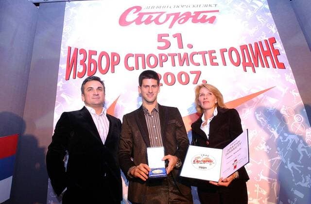 Novak Djokovic (Serbien, Mitte) wird in seinem Land zum Sportler des Jahres 2007 gekürt, daneben Vater Srdjan und Mutter Diana -  Tennis Herren Bester serbischer Sportler der Jahres 2007, Ehrung, Auszeichnung Sportlerehrung Sportlerauszeichnung Gruppe Belgrad Tennis Herren Bester serbischer Sportler der Jahres 2007, Ehrung, Auszeichnung Sportlerehrung Sportlerauszeichnung Gruppe Belgrad