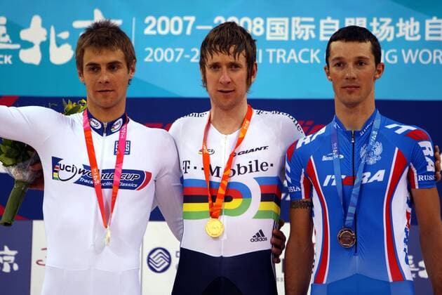 Siegerehrung Einzelverfolgung Good Luck Peking 2007: Sieger Bradley Wiggins (Großbritannien, Mitte) zwischen dem zweiten Volodymyr Dyudya (Ukraine, li.) und dem dritten Alexander Serov (Rußland) - Radsport Herren Good Luck Peking 2007, Weltcup 2008, Welt Cup, Worldcup, World, WC, Bahnrad, Bahnradsport, Bahn, Rad Gruppe Beijing Radsport Herren Good Luck Peking 2007, Weltcup 2008, Welt Cup, Worldcup, World, WC, Bahnrad, Bahnradsport, Bahn, Rad Gruppe Beijing