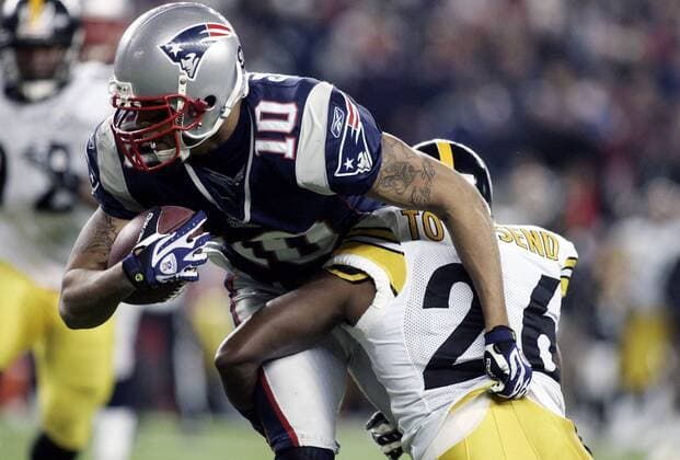 Jabar Gaffney (New England Patriots, li.) gegen Deshea Townsend (Pittsburgh Steelers) -  (bos2007120907) American Football Herren NFL 2007 2008, New England Patriots - Pittsburgh Steelers 34:13 Gruppe Foxboro Dynamik, American Football Herren NFL 2007 2008, New England Patriots - Pittsburgh Steelers 34:13 Gruppe Foxboro Dynamik,
