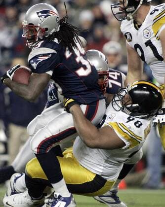 Laurence Maroney (New England Patriots, li.) gegen Casey Hampton (Pittsburgh Steelers) -  (bos2007120909) American Football Herren NFL 2007 2008, New England Patriots - Pittsburgh Steelers 34:13 Gruppe Foxboro Dynamik, American Football Herren NFL 2007 2008, New England Patriots - Pittsburgh Steelers 34:13 Gruppe Foxboro Dynamik,