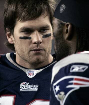 Tom Brady (li.) im Gespräch mit Moss (beide New England Patriots) -  (bos2007120912) American Football Herren NFL 2007 2008 Gruppe Foxboro American Football Herren NFL 2007 2008 Gruppe Foxboro