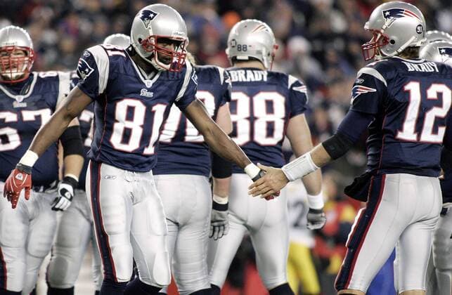 Randy Moss (li.) und Tom Brady (beide New England Patriots) klatschen ab -  (bos2007120910) American Football Herren NFL 2007 2008 Gruppe Foxboro American Football Herren NFL 2007 2008 Gruppe Foxboro