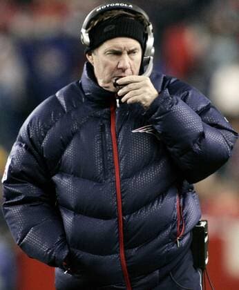Trainer Bill Belichick (New England Patriots) gibt über sein Headset Anweisungen -  (bos2007120999) American Football Herren NFL 2007 2008 Einzelbild Foxboro American Football Herren NFL 2007 2008 Einzelbild Foxboro