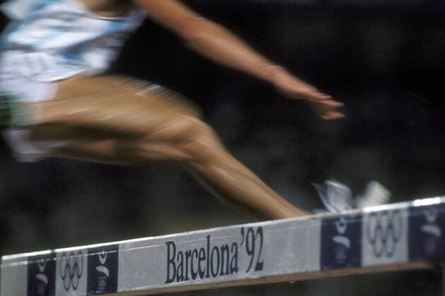 Hindernisläufer überquert eine Hürde während des 3000m Hindernislaufs der Olympischen Spiele 1992 in Barcelona Leichtathletik OS Sommer Herren Olympische Spiele Barcelona 1992, Sommerspiele, Nationaltrikot Einzelbild Aufnahmedatum geschätzt Barcelona Dynamik, Leichtathletik OS Sommer Herren Olympische Spiele Barcelona 1992, Sommerspiele, Nationaltrikot Einzelbild Aufnahmedatum geschätzt Barcelona Dynamik,