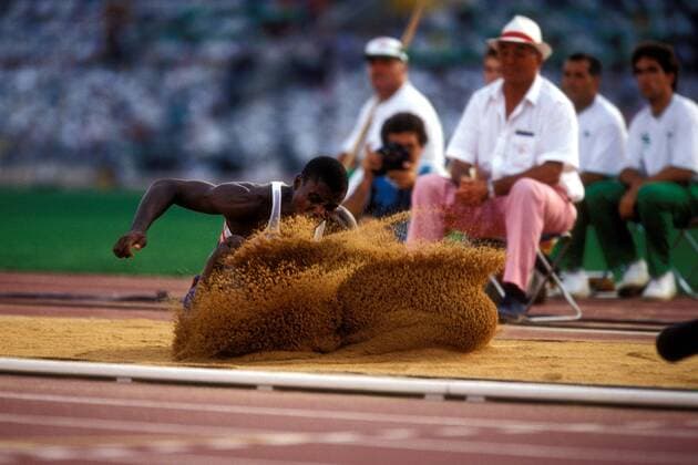 Carl Lewis (USA) Leichtathletik OS Sommer Herren Olympische Spiele Barcelona 1992, Sommerspiele, Nationaltrikot Einzelbild Barcelona Dynamik, Leichtathletik OS Sommer Herren Olympische Spiele Barcelona 1992, Sommerspiele, Nationaltrikot Einzelbild Barcelona Dynamik,