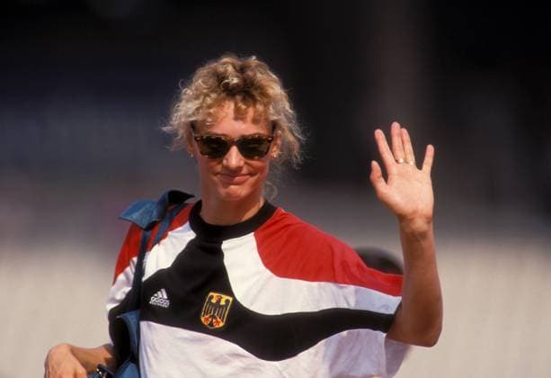 Heike Drechsler (Deutschland) grüßt ihre Anhänger Leichtathletik OS Sommer Damen Olympische Spiele Barcelona 1992, Sommerspiele, Nationaltrikot Einzelbild Barcelona Leichtathletik OS Sommer Damen Olympische Spiele Barcelona 1992, Sommerspiele, Nationaltrikot Einzelbild Barcelona