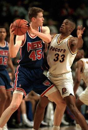 Shawn Bradley (New Jersey Nets, li.) gegen Antonio Davis (Indiana Pacers) -  (IND9603310216510578) Basketball Herren NBA 1995 1996, Indiana Pacers - New Jersey Nets 118:100 Gruppe Indiana Dynamik, Basketball Herren NBA 1995 1996, Indiana Pacers - New Jersey Nets 118:100 Gruppe Indiana Dynamik,