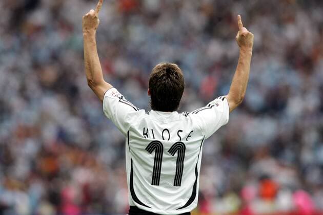 Miroslav Klose (Deutschland) sendet jubelnd einen Gruß gen Himmel -  Fußball Länderspiel Herren WM 2006, Viertelfinale, Nationalteam, Nationaltrikot Einzelbild Berlin Unterwerfung, Begeisterung, Freude, Fußball Länderspiel Herren WM 2006, Viertelfinale, Nationalteam, Nationaltrikot Einzelbild Berlin Unterwerfung, Begeisterung, Freude,