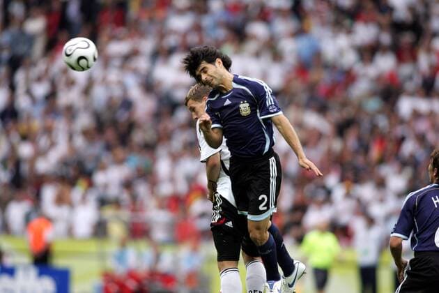 Roberto Ayala (Argentinien, vorn) gegen Lukas Podolski (Deutschland) -  Fußball Länderspiel Herren WM 2006, Viertelfinale, Nationalteam, Nationaltrikot, Deutschland - Argentinien 4:2 n.E. Gruppe Berlin Dynamik, Fußball Länderspiel Herren WM 2006, Viertelfinale, Nationalteam, Nationaltrikot, Deutschland - Argentinien 4:2 n.E. Gruppe Berlin Dynamik,