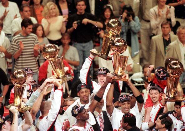 Die Chicago Bulls bestätigen mit dem Gewinn der fünften NBA Meisterschaft in den 90er Jahren ihren Ruf als bestes Team der Dekade, v. re.: Ron Harper, Toni Kukoc, Scottie Pippen, Luc Longley, Trainer ... -  (CHI97061404) Basketball Herren NBA Finals 1996 1997, Finale, Endspiel, Finalserie, The, Playoffs, Playoff, Play Offs, Off Totale Überlegenheit, Freude Basketball Herren NBA Finals 1996 1997, Finale, Endspiel, Finalserie, The, Playoffs, Playoff, Play Offs, Off Totale Überlegenheit, Freude