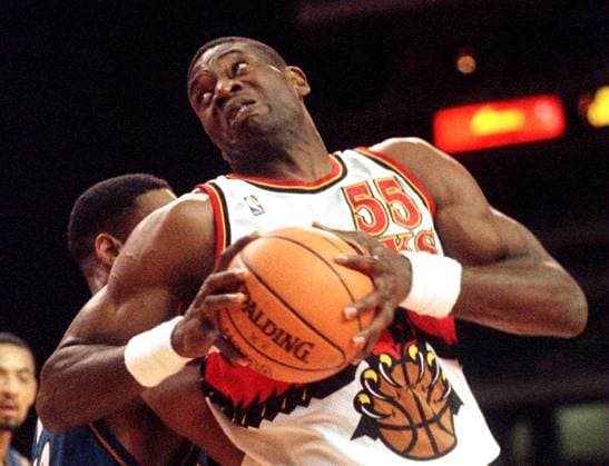 Dikembe Mutombo (Atlanta Hawks) im Duell -  (ATL97111803) Basketball Herren NBA 1997 1998, Atlanta Hawks - Washington Wizards Gruppe Atlanta Dynamik, Basketball Herren NBA 1997 1998, Atlanta Hawks - Washington Wizards Gruppe Atlanta Dynamik,