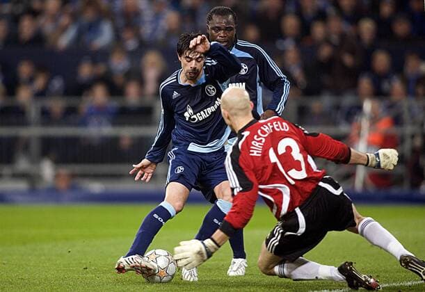 Carlos Grossmüller (Schalke, li.) gegen Torwart Lars Hirschfeld (Rosenborg Trondheim) Fußball EC 1 Herren Champions League 2007 2008, FC Schalke 04 - Rosenborg BK Trondheim 3:1 Gruppe Gelsenkirchen Dynamik, Fußball EC 1 Herren Champions League 2007 2008, FC Schalke 04 - Rosenborg BK Trondheim 3:1 Gruppe Gelsenkirchen Dynamik,