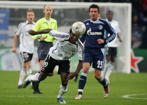 Alexander Tettey (Rosenborg Trondheim, li.) gegen Zlatan Bajramovic (Schalke) Fußball EC 1 Herren Champions League 2007 2008, FC Schalke 04 - Rosenborg BK Trondheim 3:1 Gruppe Gelsenkirchen Dynamik, Fußball EC 1 Herren Champions League 2007 2008, FC Schalke 04 - Rosenborg BK Trondheim 3:1 Gruppe Gelsenkirchen Dynamik,