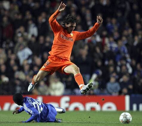 Emiliano Moretti (Valencia, obenauf) gegen Shaun Wright Phillips Chelsea) - EDITORIAL USE ONLY. No use with unauthorised audio, video, data, fixture lists, club league logos or live services. Online in-match use limited to 120 images, no video emulation. No use in betting, games or single club league player publications. Fußball EC 1 Herren Champions League 2007 2008, Chelsea FC London - Valencia CF 0:0 Gruppe London Dynamik, Kampf, Fußball EC 1 Herren Champions League 2007 2008, Chelsea FC London - Valencia CF 0:0 Gruppe London Dynamik, Kampf,