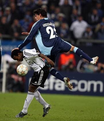 Carlos Grossmüller (Schalke, re.) gegen Abdoulrazak Traore (Rosenborg Trondheim) Fußball EC 1 Herren Champions League 2007 2008, FC Schalke 04 - Rosenborg BK Trondheim 3:1 Gruppe Gelsenkirchen Dynamik, Höhe, Kampf, Fußball EC 1 Herren Champions League 2007 2008, FC Schalke 04 - Rosenborg BK Trondheim 3:1 Gruppe Gelsenkirchen Dynamik, Höhe, Kampf,