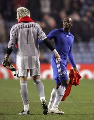 Claude Makelele (Chelsea, re.) und Torwart Santiago Canizares (Valencia) - EDITORIAL USE ONLY. No use with unauthorised audio, video, data, fixture lists, club league logos or live services. Online in-match use limited to 120 images, no video emulation. No use in betting, games or single club league player publications. Fußball EC 1 Herren Champions League 2007 2008, Chelsea FC London - Valencia CF 0:0 Gruppe London Kameradschaft, Fußball EC 1 Herren Champions League 2007 2008, Chelsea FC London - Valencia CF 0:0 Gruppe London Kameradschaft,