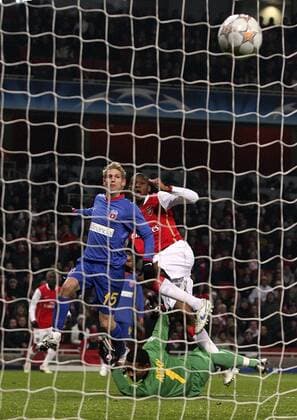 Vassiriki Abou Diaby (Arsenal, hi.) erzielt das Tor zum 1:0 gegen Mihai Nesu (li) und Torwart Robonson Zapata (beide Steaua Bukarest) - EDITORIAL USE ONLY. No use with unauthorised audio, video, data, fixture lists, club league logos or live services. Online in-match use limited to 120 images, no video emulation. No use in betting, games or single club league player publications. Fußball EC 1 Herren Champions League 2007 2008, Arsenal FC London - Steaua Bukarest Gruppe London Dynamik, Fußball EC 1 Herren Champions League 2007 2008, Arsenal FC London - Steaua Bukarest Gruppe London Dynamik,