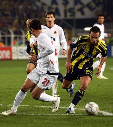 Semih Sentürk (Fenerbahce, re.) im Duell -  Fußball EC 1 Herren Champions League 2007 2008, Fenerbahce SK Istanbul - CSKA Moskau 3:1, ZSKA Gruppe Istanbul Dynamik, Fußball EC 1 Herren Champions League 2007 2008, Fenerbahce SK Istanbul - CSKA Moskau 3:1, ZSKA Gruppe Istanbul Dynamik,