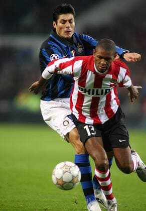 Eduardo Alcides (Eindhoven, re.) gegen Julio Ricardo Cruz (Inter Mailand) -  Fußball EC 1 Herren Champions League 2007 2008, PSV Eindhoven - FC Internazionale Mailand 0:1 Gruppe Eindhoven Dynamik, Fußball EC 1 Herren Champions League 2007 2008, PSV Eindhoven - FC Internazionale Mailand 0:1 Gruppe Eindhoven Dynamik,