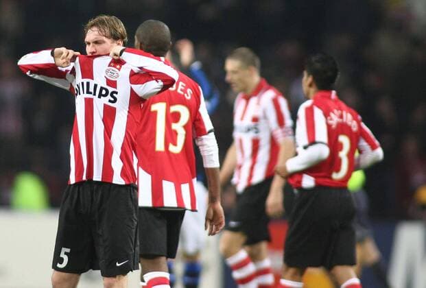 Mike Zonneveld (Eindhoven) zieht enttäuscht sein Trikot aus -  Fußball EC 1 Herren Champions League 2007 2008, PSV Eindhoven Gruppe Eindhoven Enttäuschung, Fußball EC 1 Herren Champions League 2007 2008, PSV Eindhoven Gruppe Eindhoven Enttäuschung,