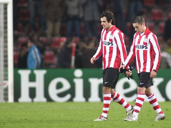 Kenneth Perez (li.) und Ismail Aissati (beide Eindhoven) enttäuscht -  Fußball EC 1 Herren Champions League 2007 2008, PSV Eindhoven Gruppe Eindhoven Fußball EC 1 Herren Champions League 2007 2008, PSV Eindhoven Gruppe Eindhoven