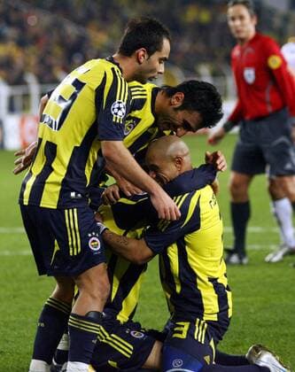 Torjubel Istanbul, v.re: Roberto Carlos, Selcuk Sahin und Semih Sentürk -  Fußball EC 1 Herren Champions League 2007 2008, Fenerbahce Istanbul Gruppe Istanbul Glück, Freude, Fußball EC 1 Herren Champions League 2007 2008, Fenerbahce Istanbul Gruppe Istanbul Glück, Freude,