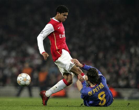 Denilson (Arsenal, li.) gegen Ovidiu Petre (Steaua Bukarest) - EDITORIAL USE ONLY. No use with unauthorised audio, video, data, fixture lists, club league logos or live services. Online in-match use limited to 120 images, no video emulation. No use in betting, games or single club league player publications. Fußball EC 1 Herren Champions League 2007 2008, Arsenal FC London - Steaua Bukarest 2:1 Gruppe London Dynamik, Kampf, Fußball EC 1 Herren Champions League 2007 2008, Arsenal FC London - Steaua Bukarest 2:1 Gruppe London Dynamik, Kampf,