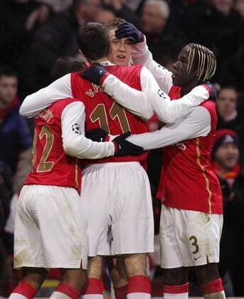 Torjubel Arsenal, u.a. Torschütze Nicklas Bendtner (2.v.re.) und Bacary Sagna (re.) - EDITORIAL USE ONLY. No use with unauthorised audio, video, data, fixture lists, club league logos or live services. Online in-match use limited to 120 images, no video emulation. No use in betting, games or single club league player publications. Fußball EC 1 Herren Champions League 2007 2008, Arsenal FC London Gruppe London Freude, Fußball EC 1 Herren Champions League 2007 2008, Arsenal FC London Gruppe London Freude,