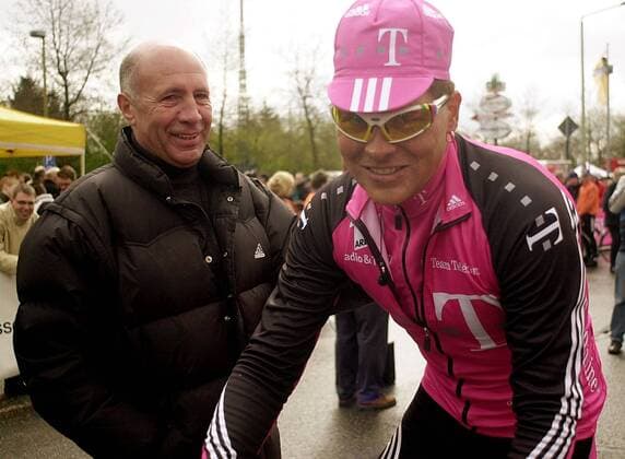 Jan Ullrich (Team Telekom) neben seinem Manager Wolfgang Strohband (beide Deutschland) Radsport Herren Rund um Köln 2001, Straßenradsport, Straße, Rad, Gruppe Köln Radsport Herren Rund um Köln 2001, Straßenradsport, Straße, Rad, Gruppe Köln