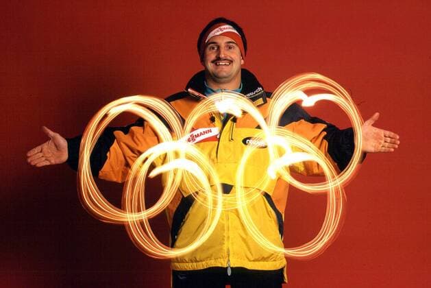 Fotomontage - Georg Hackl (Deutschland) ist die Freude auf die olympischen Winterspiele schon anzusehen Rennrodeln OS Winter Herren Vorschau Olympische Winterspiele 1998, Spiele Rodeln Rennschlitten, Rennschlittensport, Fotoshooting Einzelbild Rennrodeln OS Winter Herren Vorschau Olympische Winterspiele 1998, Spiele Rodeln Rennschlitten, Rennschlittensport, Fotoshooting Einzelbild