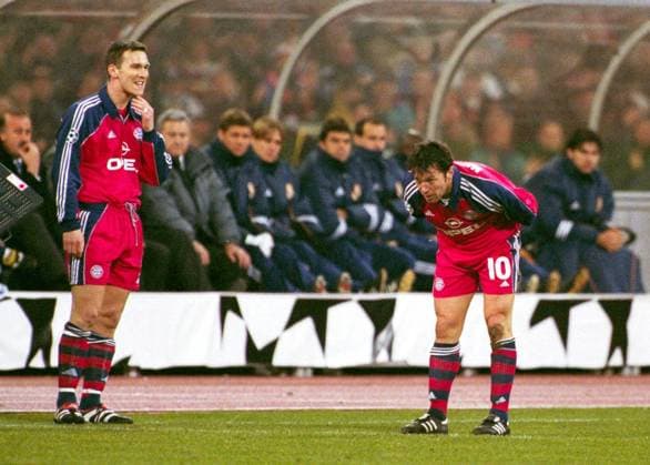 Lothar Matthäus (re.) verbeugt sich vor den Zuschauern, daneben Patrik Andersson (beide Bayern) Fußball EC 1 Herren Champions League 1999 2000, FC Bayern München Gruppe München Unterwerfung Fußball EC 1 Herren Champions League 1999 2000, FC Bayern München Gruppe München Unterwerfung