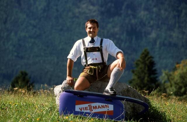 Georg Hackl (Deutschland) posiert mit seinem Rennschlitten Rennrodeln Herren Rodeln 1999, Rennschlitten, Rennschlittensport, Fotoshooting Einzelbild Aufnahmedatum geschätzt Berchtesgaden Rennrodeln Herren Rodeln 1999, Rennschlitten, Rennschlittensport, Fotoshooting Einzelbild Aufnahmedatum geschätzt Berchtesgaden