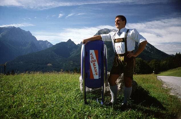 Georg Hackl (Deutschland) posiert mit seinem Rennschlitten Rennrodeln Herren Rodeln 1999, Rennschlitten, Rennschlittensport, Fotoshooting, Tradition, Totale Aufnahmedatum geschätzt Berchtesgaden Rennrodeln Herren Rodeln 1999, Rennschlitten, Rennschlittensport, Fotoshooting, Tradition, Totale Aufnahmedatum geschätzt Berchtesgaden