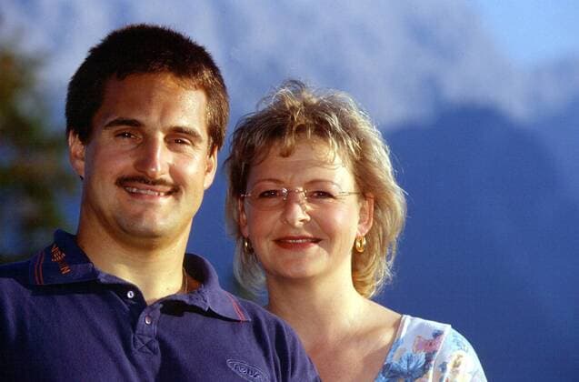 Georg Hackl (Deutschland) mit seiner Ehefrau Margit Rennrodeln Herren Rodeln 1999, Rennschlitten, Rennschlittensport, Fotoshooting Gruppe Aufnahmedatum geschätzt Berchtesgaden Rennrodeln Herren Rodeln 1999, Rennschlitten, Rennschlittensport, Fotoshooting Gruppe Aufnahmedatum geschätzt Berchtesgaden