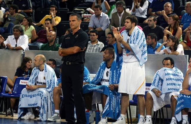 EuroBasket 2022, DBB, Historie, EM - Historie Bundestrainer Dirk Bauermann (Deutschland) vor der Bank -  Basketball EM Herren EM 2007, Länderspiel, Nationalmannschaft, Nationaltrikot Gruppe Madrid Basketball EM Herren EM 2007, Länderspiel, Nationalmannschaft, Nationaltrikot Gruppe Madrid