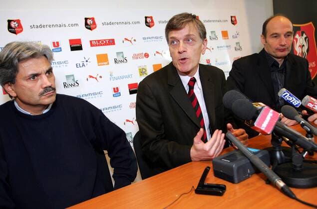 Präsident Frederic de Saint Sernin (Mitte) stellt Guy Lacombe (li.) als neuen Trainer vor, re. Manager Pierre Dreossi (alle Rennes) - (pan23752) Fußball Herren Ligue 1 2007 2008, 1. Französische Liga, Stade Rennais, Präsentation, Pressetermin, PK Gruppe Rennes Fußball Herren Ligue 1 2007 2008, 1. Französische Liga, Stade Rennais, Präsentation, Pressetermin, PK Gruppe Rennes