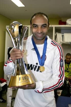 AC Mailand ist FIFA Klub Weltmeister 2007 - Emerson präsentiert stolz die Trophäe - Fußball Herren FIFA Klub WM 2007, World Championship, Toyota Cup, Worldcup, Finale, Endspiel, Milan Einzelbild Yokohama Freude, Fußball Herren FIFA Klub WM 2007, World Championship, Toyota Cup, Worldcup, Finale, Endspiel, Milan Einzelbild Yokohama Freude,