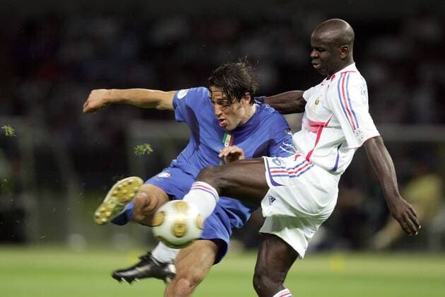 Luca Toni (Italien, li.) gegen Lilian Thuram (Frankreich) -  Fußball Länderspiel Herren WM 2006, Nationalmannschaft, Nationaltrikot Finale Endspiel, Frankreich - Italien 6:4 n.E., Vdig Gruppe Berlin Dynamik, Fußball Länderspiel Herren WM 2006, Nationalmannschaft, Nationaltrikot Finale Endspiel, Frankreich - Italien 6:4 n.E., Vdig Gruppe Berlin Dynamik,