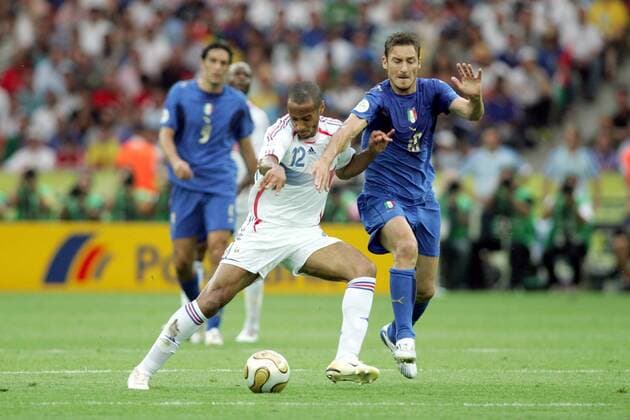 Francesco Totti (Italien, re.) gegen Thierry Henry (Frankreich) -  Fußball Länderspiel Herren WM 2006, Nationalmannschaft, Nationaltrikot Finale Endspiel, Frankreich - Italien 6:4 n.E., Vdig Gruppe Berlin Dynamik, Fußball Länderspiel Herren WM 2006, Nationalmannschaft, Nationaltrikot Finale Endspiel, Frankreich - Italien 6:4 n.E., Vdig Gruppe Berlin Dynamik,