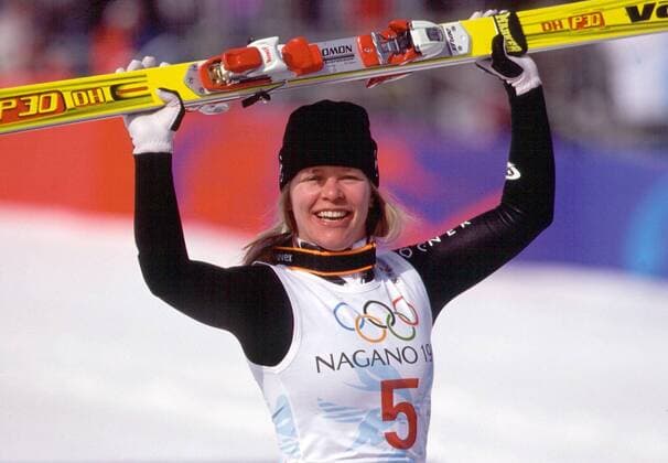 Katja Seizinger (Deutschland) jubelt über ihren Olympiasieg in der Abfahrt 1998 in Nagano Alpiner Skilauf OS Winter Damen Olympische Spiele 1998, Winterspiele, Ski Alpin, Skisport, Abfahrt Einzelbild Happo one Hakuba Nagano Freude, Alpiner Skilauf OS Winter Damen Olympische Spiele 1998, Winterspiele, Ski Alpin, Skisport, Abfahrt Einzelbild Happo one Hakuba Nagano Freude,