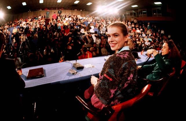 Katarina Witt (Mitte) und ihre Trainerin Jutta Müller (beide DDR) während einer Pressekonferenz während der Olympischen Spiele 1988 in Calgary Eiskunstlauf OS Winter Damen Olympische Spiele 1988, Winterspiele, Pressekonferenz, Pressetermin, Gruppe Calgary Freude, Eiskunstlauf OS Winter Damen Olympische Spiele 1988, Winterspiele, Pressekonferenz, Pressetermin, Gruppe Calgary Freude,